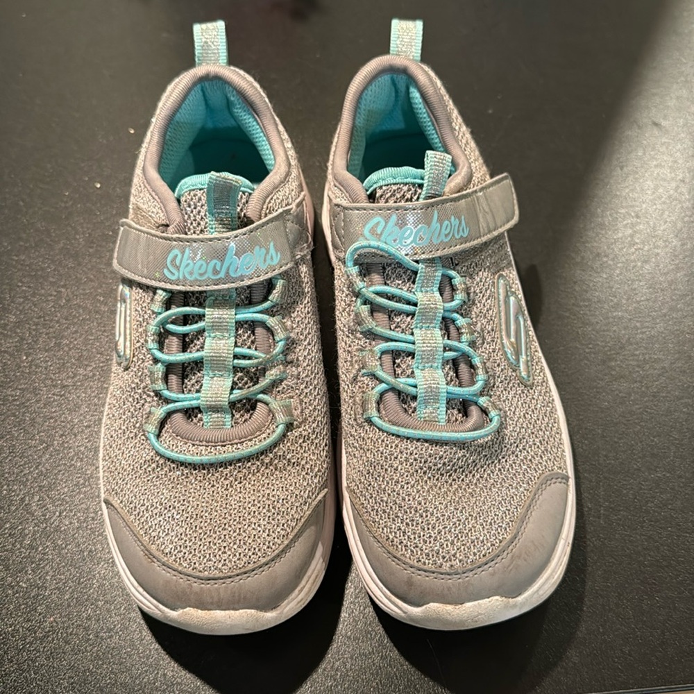 SKECHERS - GIRLS BOBS SQUAD-GLITTER MADNESS SLIP ON SHOE size 1. Silver and teal